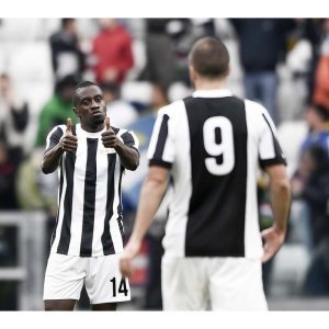 Juventus 120th anniversary DYBALA CHIELLINI HIGUAIN Top Quality Home Retro Football Jersey custom T-